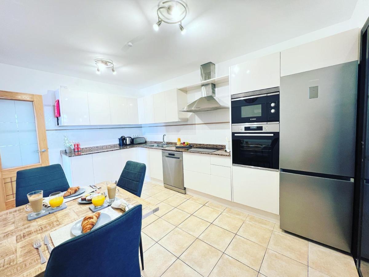 Eva - New To The Market, Fully Refurbished Licensed - Private Pool *